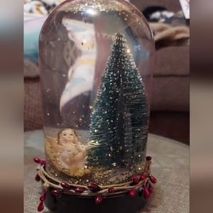 Holiday snowglobe